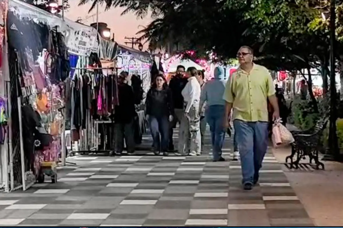 El Tianguis Navideño La Paz 2025, en el corazón del Centro Histórico de La Paz, reactiva la economía. Foto: Rocío Casas.