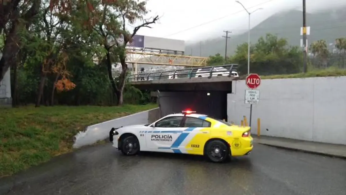 Una patrulla de la Secretaría de Seguridad de Monterrey impide el paso en el Vado Canoas ante las lluvias por el frente frío 21 de la temporada. Foto: Facebook Secretaría de Seguridad de Monterrey