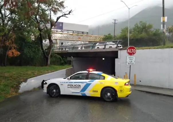 Cierran el Vado Canoas por lluvias en Monterrey; veh&iacute;culo queda varado