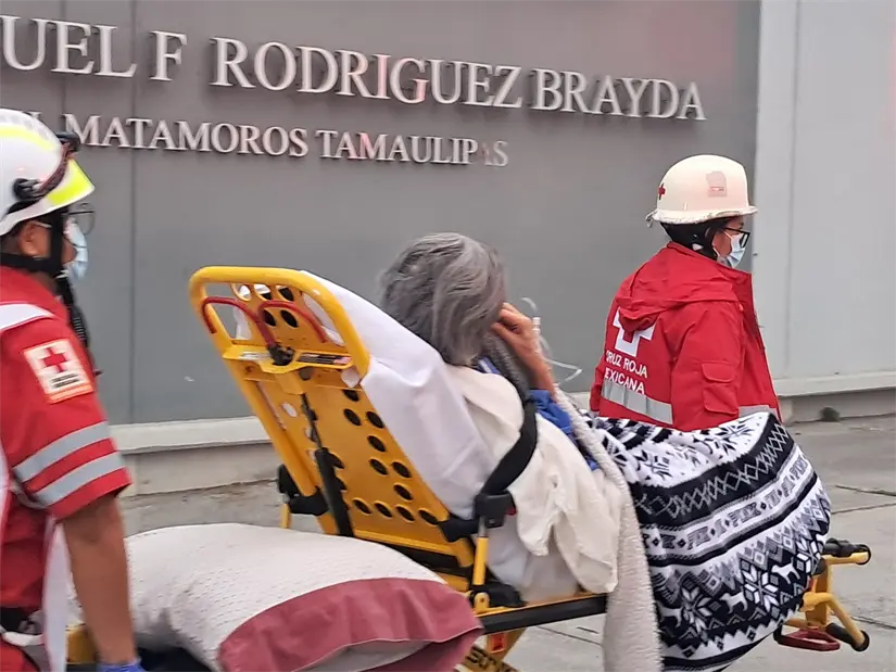 imagen recuadro Evacúan a 8 pacientes de ISSSTE Matamoros por falta de energía eléctrica. FOTO | Radio Frontera