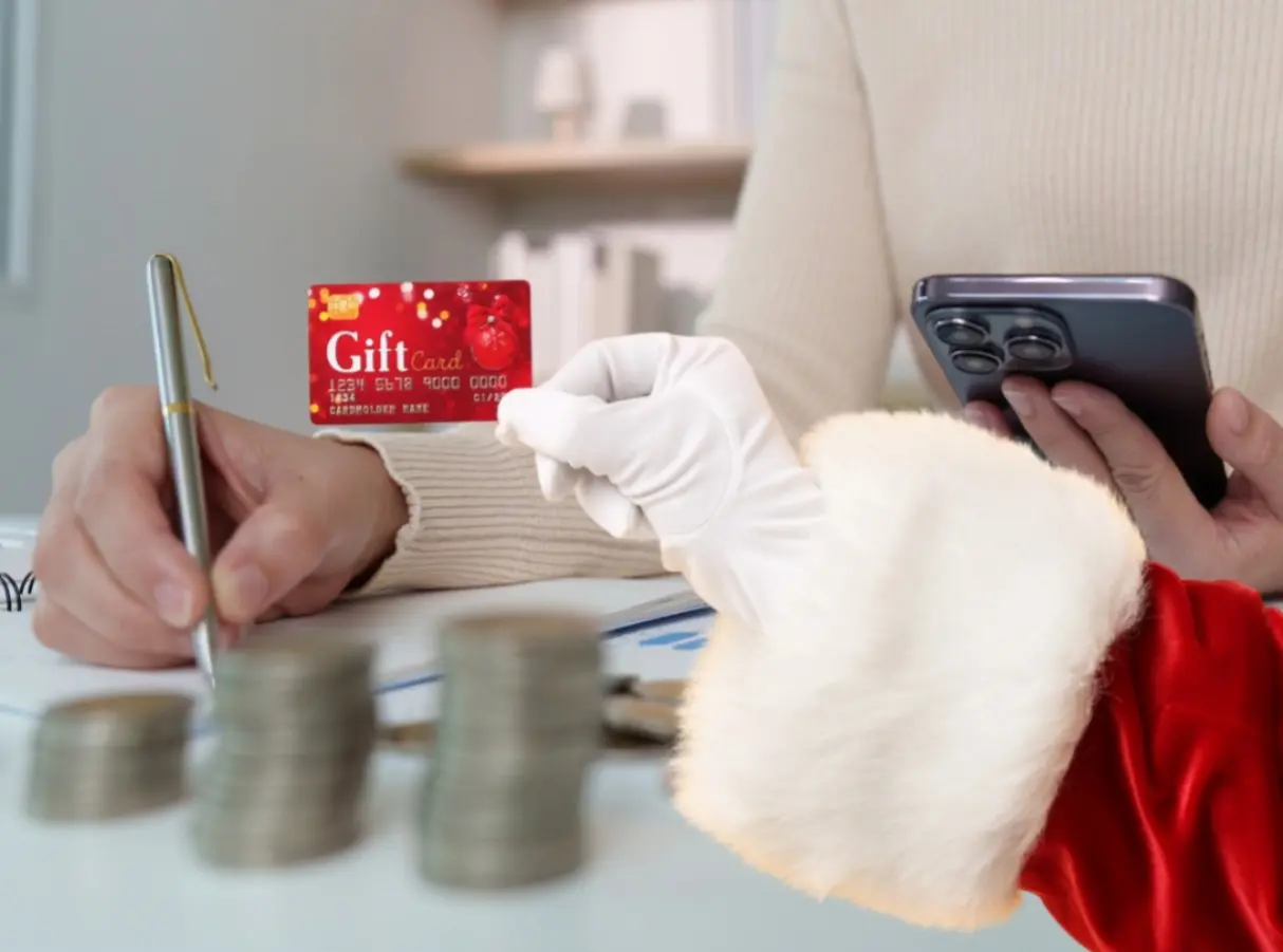 Una de las claves para que el aguinaldo dure y los gastos navideños te atoren, es administrar mejor el dinero para que alcance más. Foto: Canva.