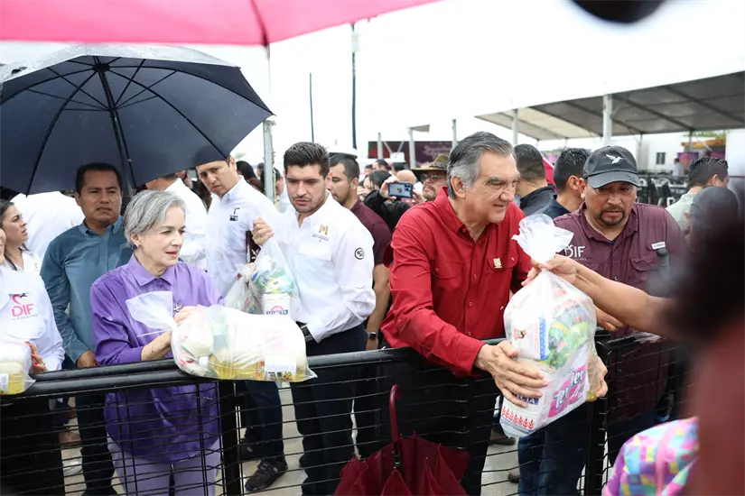 imagen recuadro Américo Villarreal y María de Villarreal llevan Brigada Navideña Transformando Familias. FOTO | DIF Tamaulipas