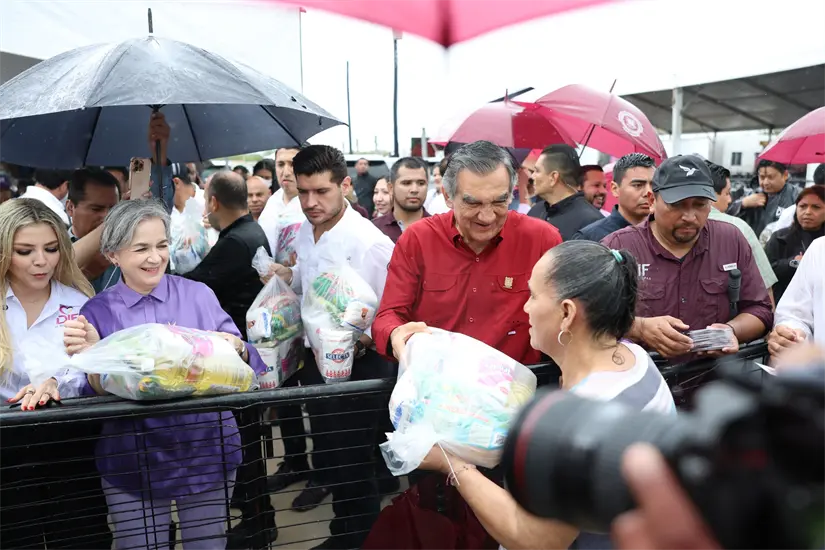 imagen recuadro Américo Villarreal y María de Villarreal llevan Brigada Navideña Transformando Familias. FOTO | DIF Tamaulipas