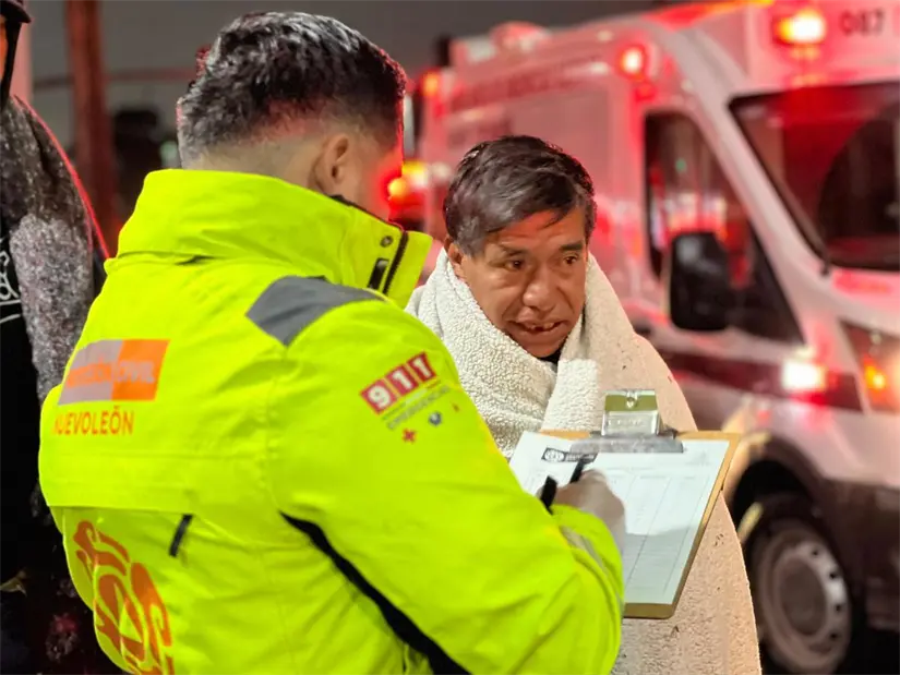 Personas vulnerables recibiendo apoyo de elementos de Protección Civil. Foto: Protección Civil de Nuevo León.