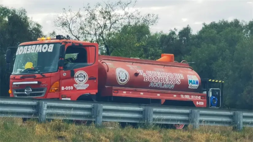 imagen recuadro Pipa de Bomberos presente durante incendio en Edomex. Foto: Especiales