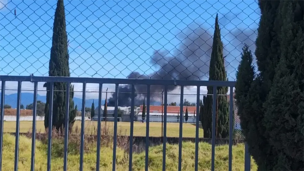 Avioneta se desploma y se incendia en el Aeropuerto Internacional de Toluca Avioneta se desploma y se incendia en el Aeropuerto Internacional de Toluca