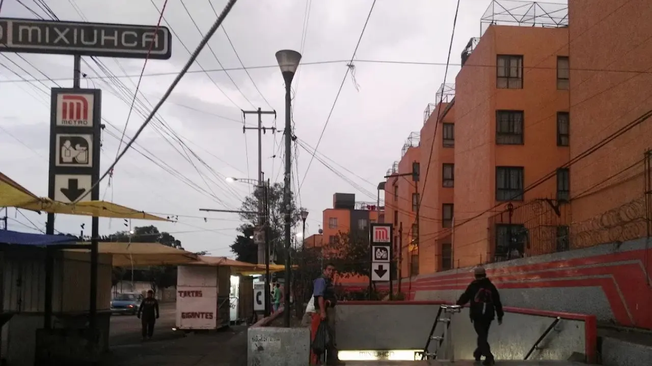 Exterior de la estación Mixiuhca del STC Metro CDMX. Foto: Google Maps