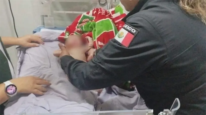 Bebé auxiliado por elementos de la policía municipal de Ecatepec.  Foto: FB (HoyEcatepec)