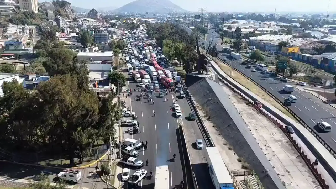 Bloqueos viales en distintas autopistas de México. Foto: X (@MLopezSanMartin)