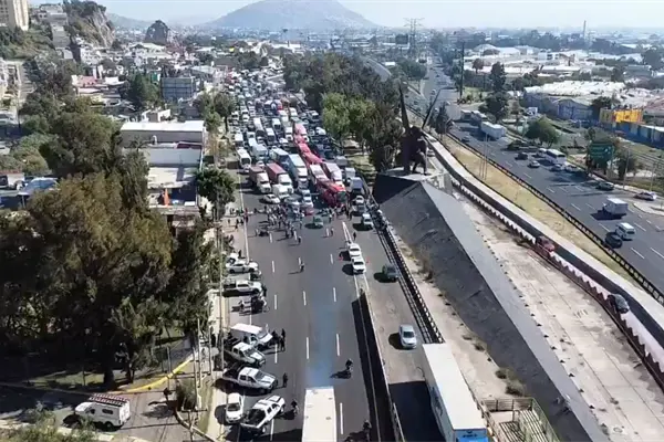Transportistas del Edomex amenazan con paralizar carreteras en Navidad y esto es lo que exigen Transportistas del Edomex amenazan con paralizar carreteras en Navidad y esto es lo que exigen