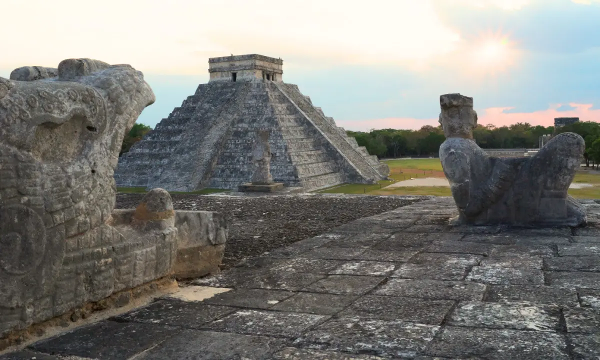 La pirámide de Kukulcán vista desde la plataforma del Templo de los Guerreros donde se encuentra el Chac Mool Foto: INAH