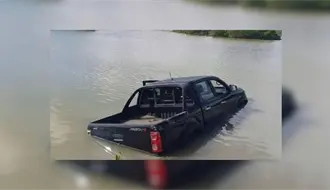 Desafortunado domingo: camioneta termina en la ciénega de Chuburná Puerto