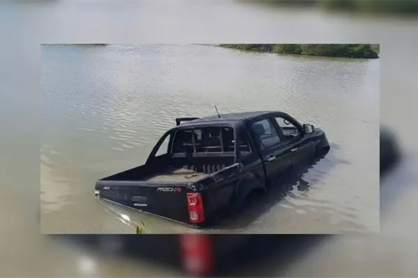 Desafortunado domingo: camioneta termina en la ci&eacute;nega de Chuburn&aacute; Puerto