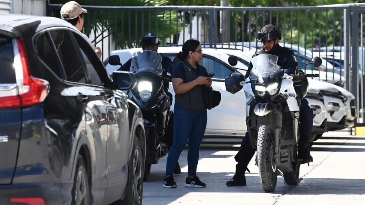Autoridades de seguridad de Cancún realizan un operativo ante el robo registrado en domingo en una agencia de autos.- Fuente DVC Noticias MX