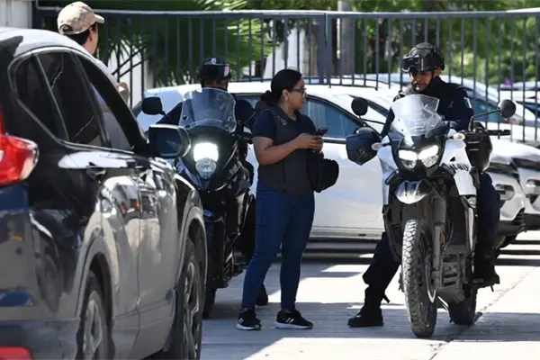 Comando armado realiza robo con violencia en agencia automotriz de Cancún Comando armado realiza robo con violencia en agencia automotriz de Cancún