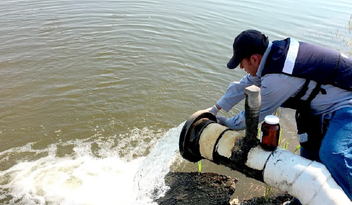 Trabajador de la Conagua revisando pozo. Foto: X (@conagua_mx)
