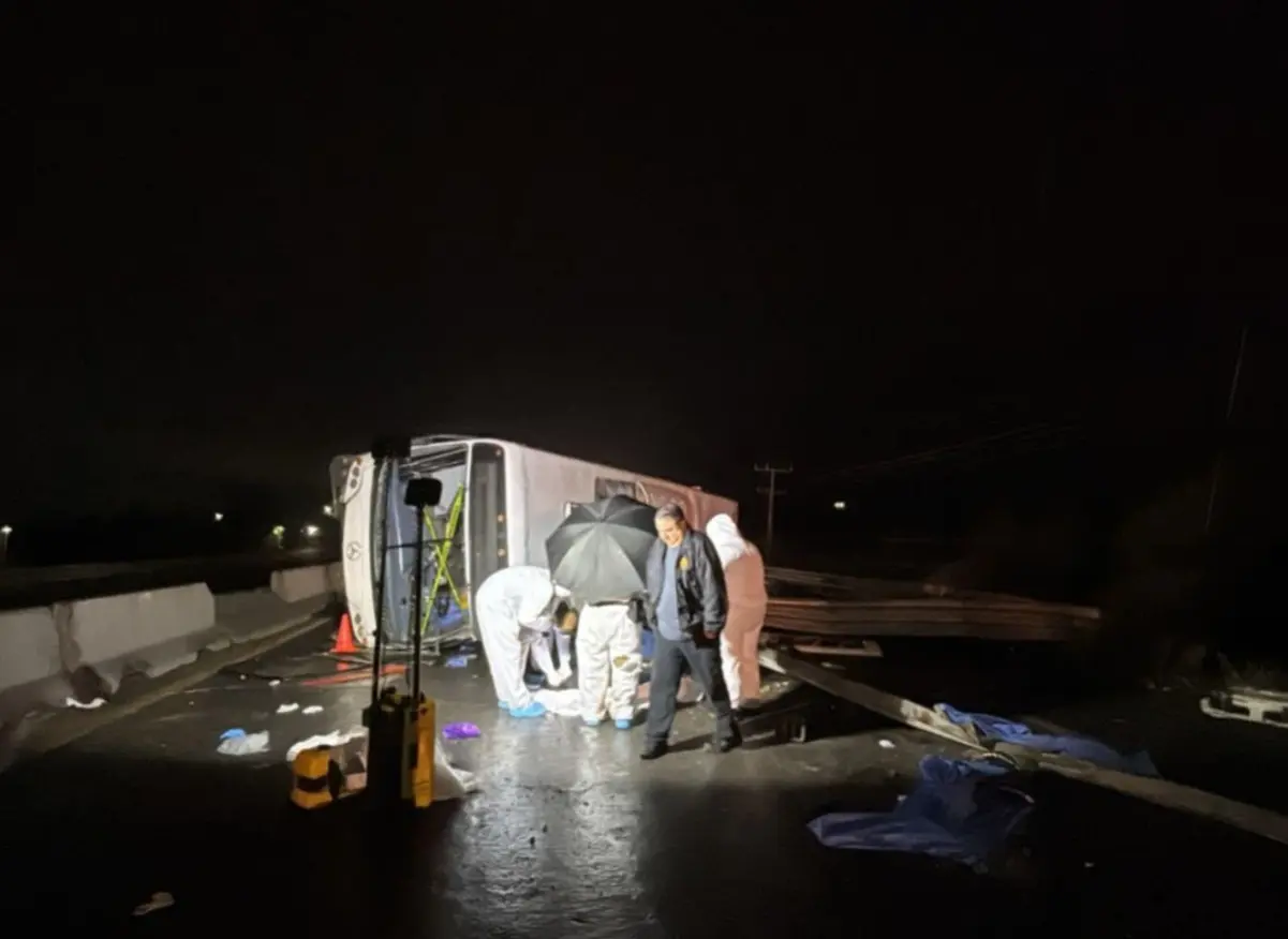 El percance, ocurrido dejó un saldo preliminar de ocho personas fallecidas y al menos 58 lesionados. Foto: Protección Civil de Nuevo León.