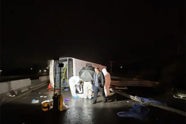 Este es el estado de la carretera Miguel Alem&aacute;n en Apodaca tras la fatal volcadura que dej&oacute; 8 muertos