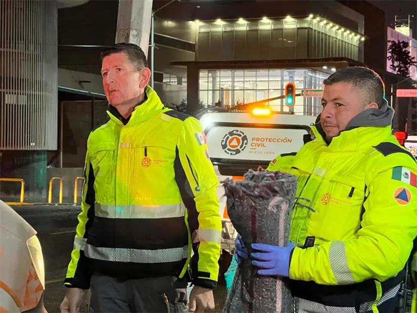 Rescatistas de Protección Civil estatal repartiendo mantas. Foto: Protección Civil de Nuevo León.