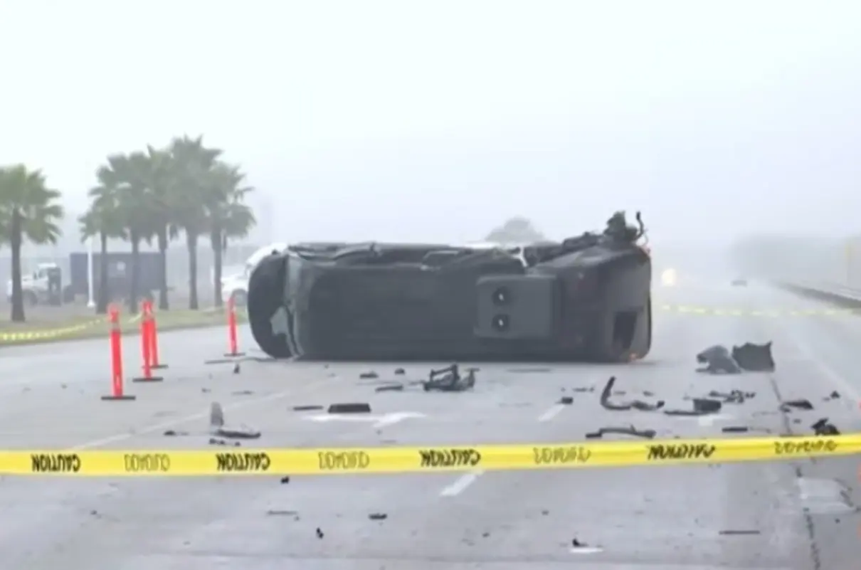 Tras el impacto, la unidad derrapó aproximadamente 50 metros antes de volcarse y quedar atravesada sobre la carpeta asfáltica. Foto: Redes Sociales.