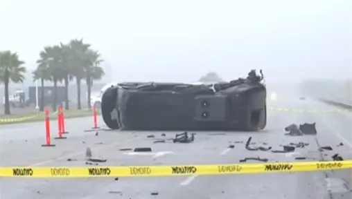 Choque y posterior volcadura causan caos en zona industrial de Pesquer&iacute;a