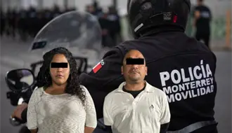 VIDEO | Detienen a pareja por riña y les encuentran con droga en el centro de Monterrey