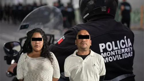 VIDEO | Detienen a pareja por ri&ntilde;a y les encuentran con droga en el centro de Monterrey