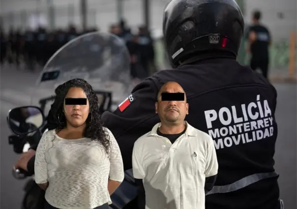 VIDEO | Detienen a pareja por ri&ntilde;a y les encuentran con droga en el centro de Monterrey