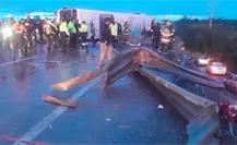 VIDEO l Captan volcadura de camión que dejó 8 fallecidos en Carretera Miguel Alemán VIDEO l Captan volcadura de camión que dejó 8 fallecidos en Carretera Miguel Alemán