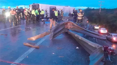 VIDEO l Captan volcadura de camión que dejó 8 fallecidos en Carretera Miguel Alemán VIDEO l Captan volcadura de camión que dejó 8 fallecidos en Carretera Miguel Alemán