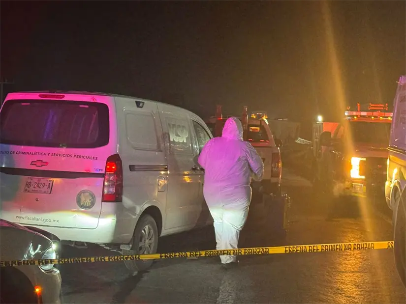 imagen recuadro Elementos de la Fiscalía General de Justicia de Nuevo León en la zona donde ocurrió la volcadura. Foto: Martín González.