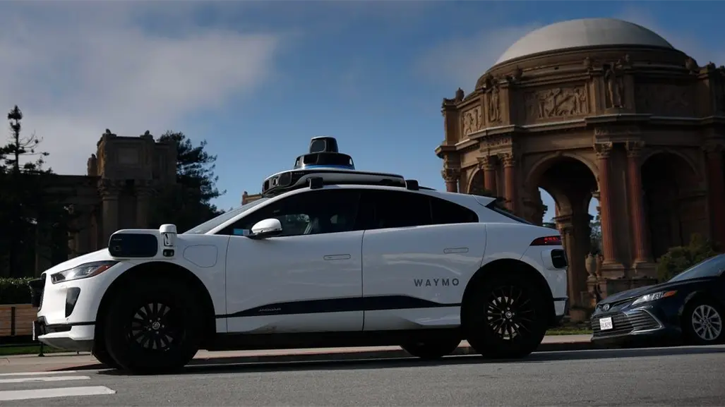 Mujer da a luz dentro de un robotaxi Waymo camino al hospital en San Francisco