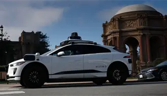 Mujer da a luz dentro de un robotaxi Waymo camino al hospital en San Francisco