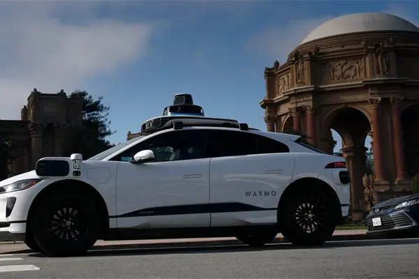 Mujer da a luz dentro de un robotaxi Waymo camino al hospital en San Francisco
