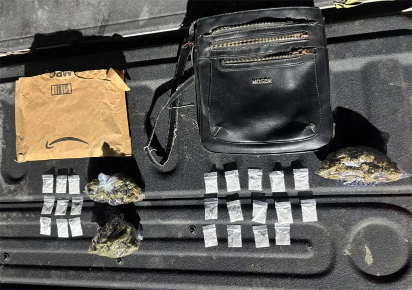 imagen recuadro Las autoridades aseguraron 26 envoltorios de presunta droga, además de las bolsas con hierba verde. Foto: Policía de Monterrey.