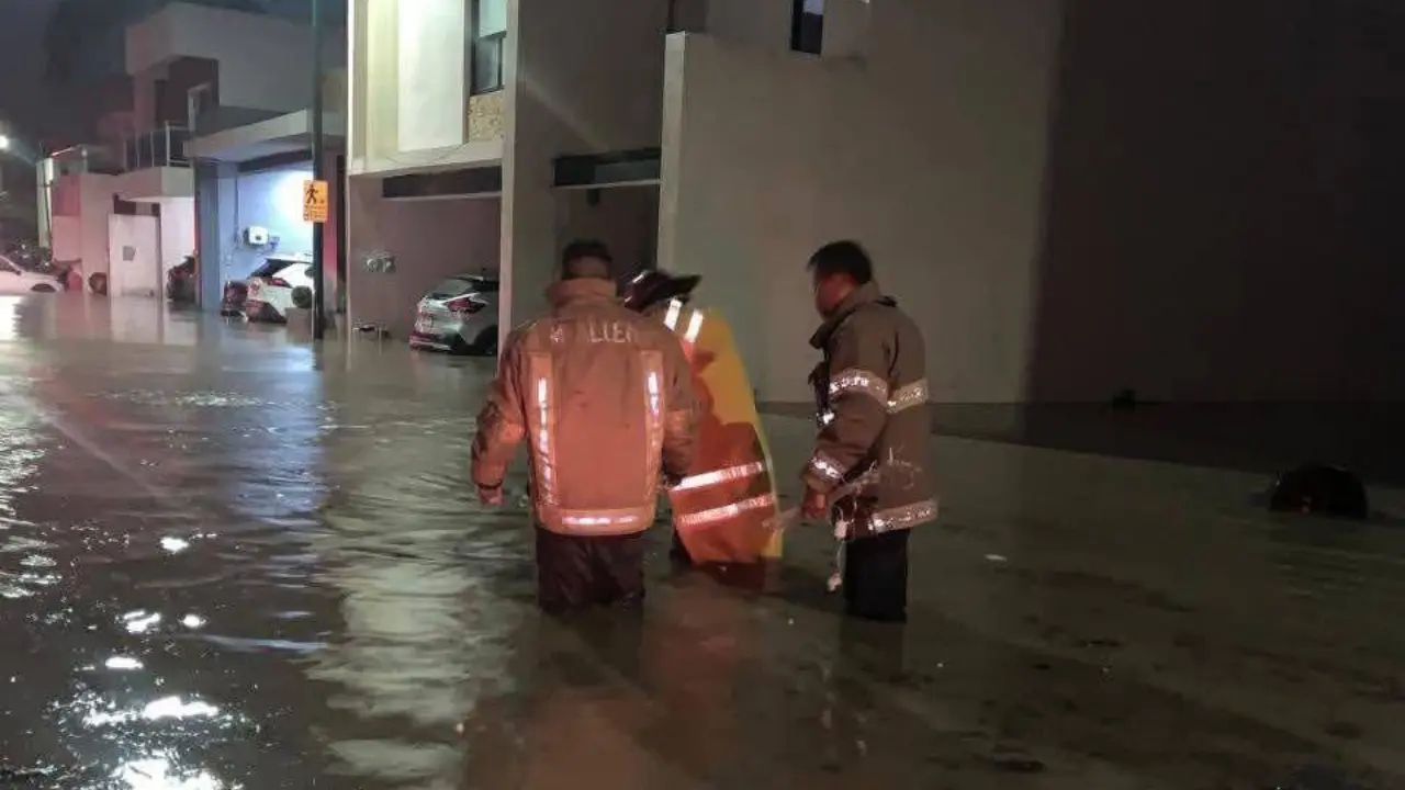 Bomberos y equipo de Protección Civil acudieron al rescate de familias afectadas por la intensa lluvia registrada la noche del domingo | Foto: Protección Civil