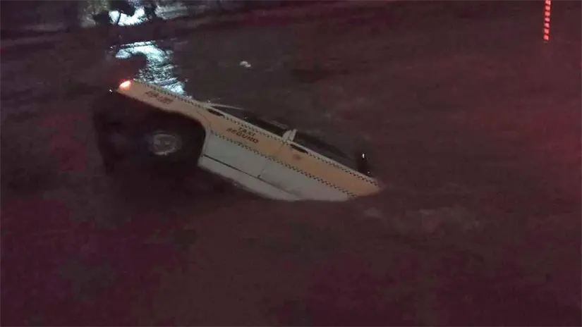 imagen recuadro Dos vehículos cayeron en un dren pluvial y otro en en canal | Foto: protección civil