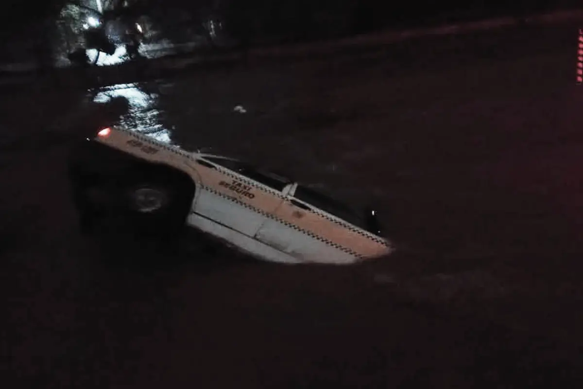 Vehículo varado en un dren pluvial rebasado en Ciudad Victoria tras las intensas lluvias. Foto: Victoria Jiménez