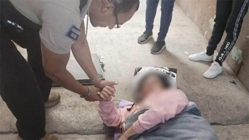 Madre auxiliada por elementos de la policía municipal de Ecatepec.  Foto: FB (HoyEcatepec)