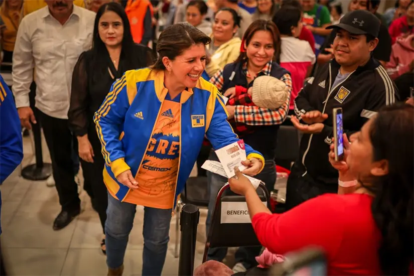 imagen recuadro Martha Herrera en la entrega de los apoyos para las mujeres en Pesquería. Foto: Gobierno de Nuevo León.