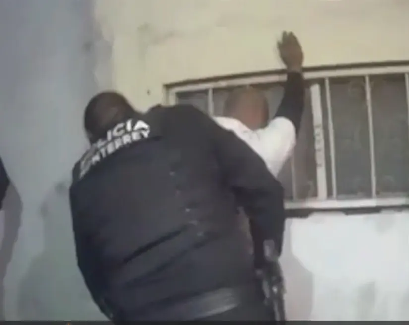 imagen recuadro Momento en que la Policía de Monterrey detuvo a Missael Antonio M. Foto: Policía de Monterrey.