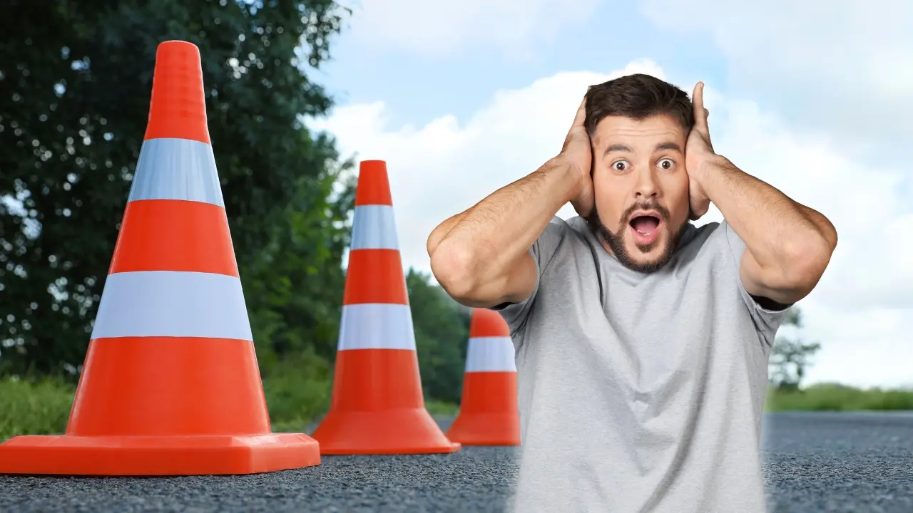 Conos viales y un hombre. Foto: Canva