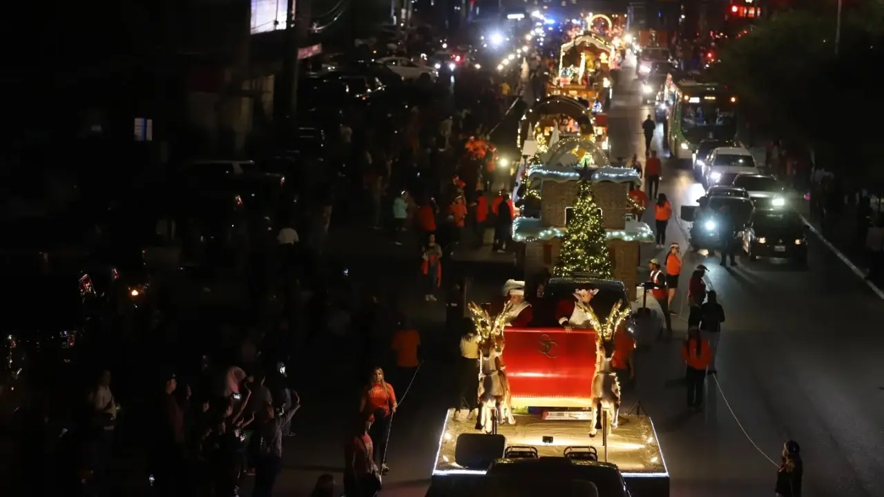 Macrodesfile Navideño realizado en la avenida Pablo Livas en el municipio de Guadalupe. Foto: Facebook Secretaría de Economía de Nuevo León