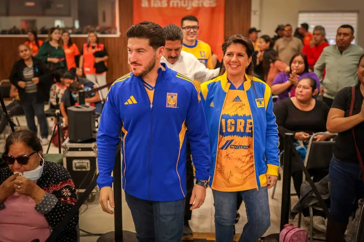 El gobernador de Nuevo León, Samuel García junto a Martha Herrera, titular de Igualdad e Inclusión para la entrega de apoyos a las mujeres. Foto: Gobierno de Nuevo León.