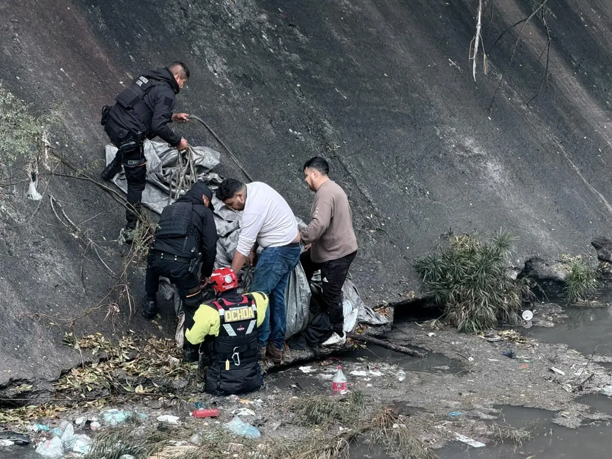 Elementos de Protección Civil y Fuerza Civil rescatan a un hombre que presuntamente intentó atentar contra su vida en el Arroyo Topo Chico en el municipio de Monterrey. Foto: Facebook Protección Civil Monterrey