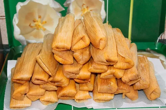 Elaborar tamales para la cena de Nochebuena es una rica tradición de las familias mexicanas. Foto: Comedera