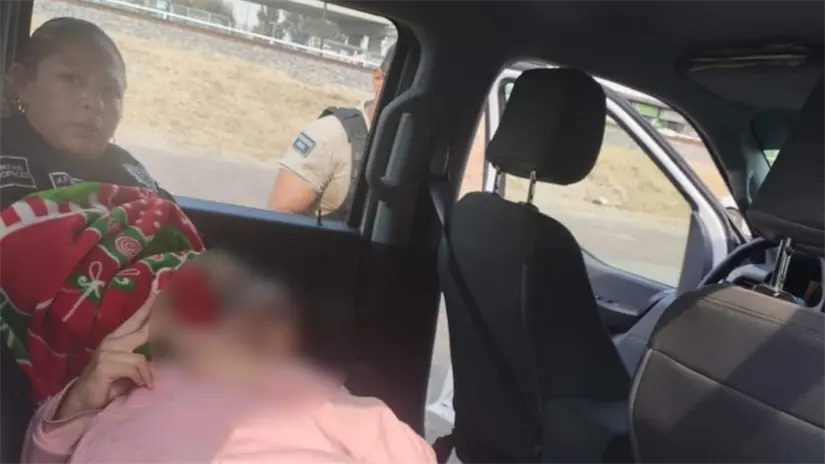 Traslado de madre y bebé por elementos de la policía municipal.  Foto: FB (HoyEcatepec)