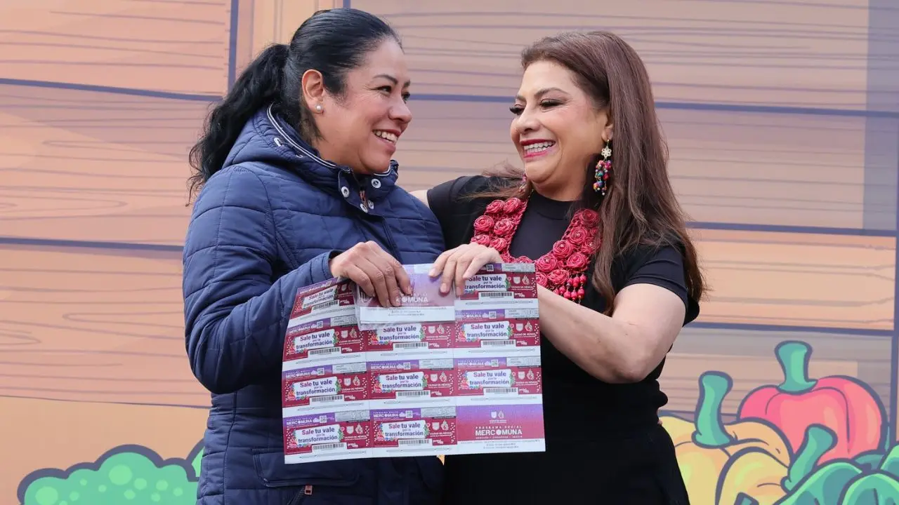 Clara Brugada en la última entrega de 2025 de Vales Mercomuna en CDMX. Foto: X (@ClaraBrugadaM)