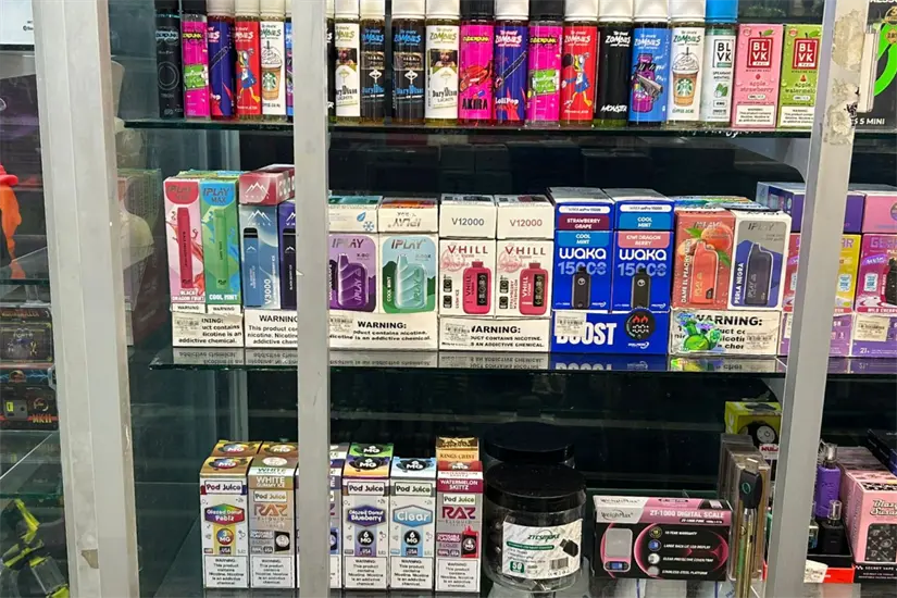 imagen recuadro A pesar de las restricciones legales, Nuevo León enfrenta un problema creciente con la venta no regulada de cigarrillos electrónicos. Foto: Diego Ovalle