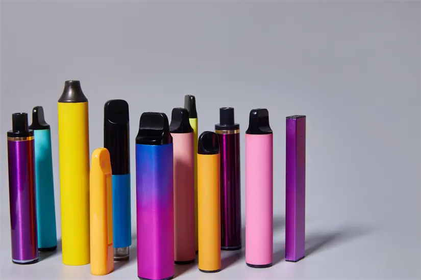 imagen recuadro La legislación en Nuevo León no ha logrado erradicar la venta ilegal de vapeadores, afectando la salud pública y el control. Foto: Canva